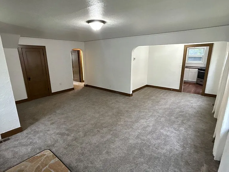 422 SW 9th St — Photo 5