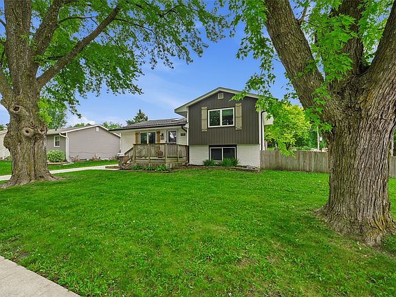 2nd image of 410 NE Crestmoor Pl