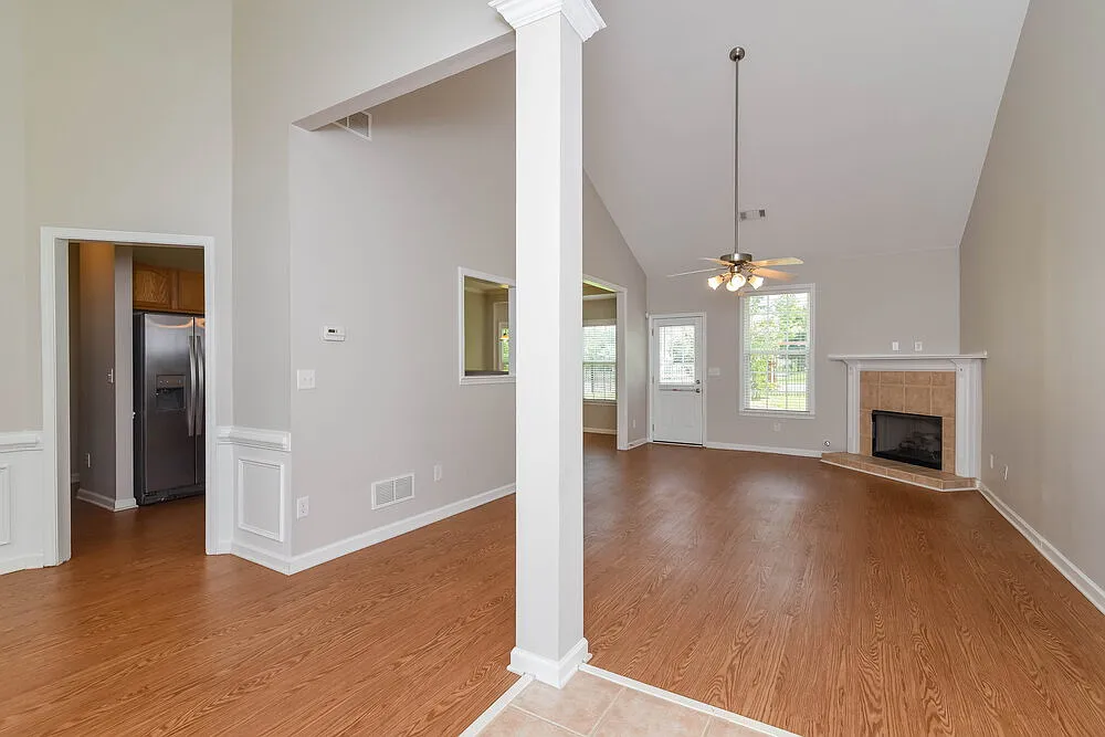 3 bed, 2.0 bath, 1928 sqft, $2,225 — Photo 2