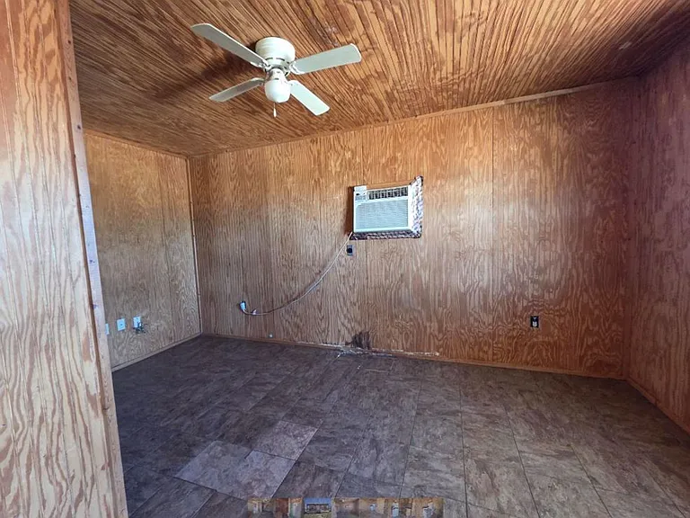 8634 E US Highway 290 — Photo 5