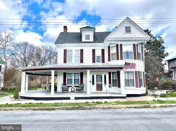 102 S High St, Edinburg, VA 22824