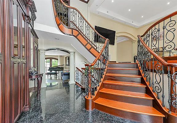 4th image of 8 Whitman Dr