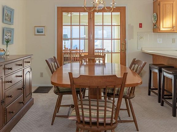 4th image of 27 Green Holly Dr