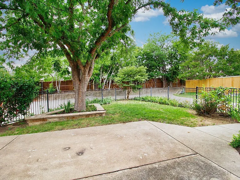 8435 Creekside Cir — Photo 27