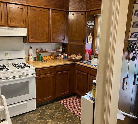 3rd image of 915 Linden St