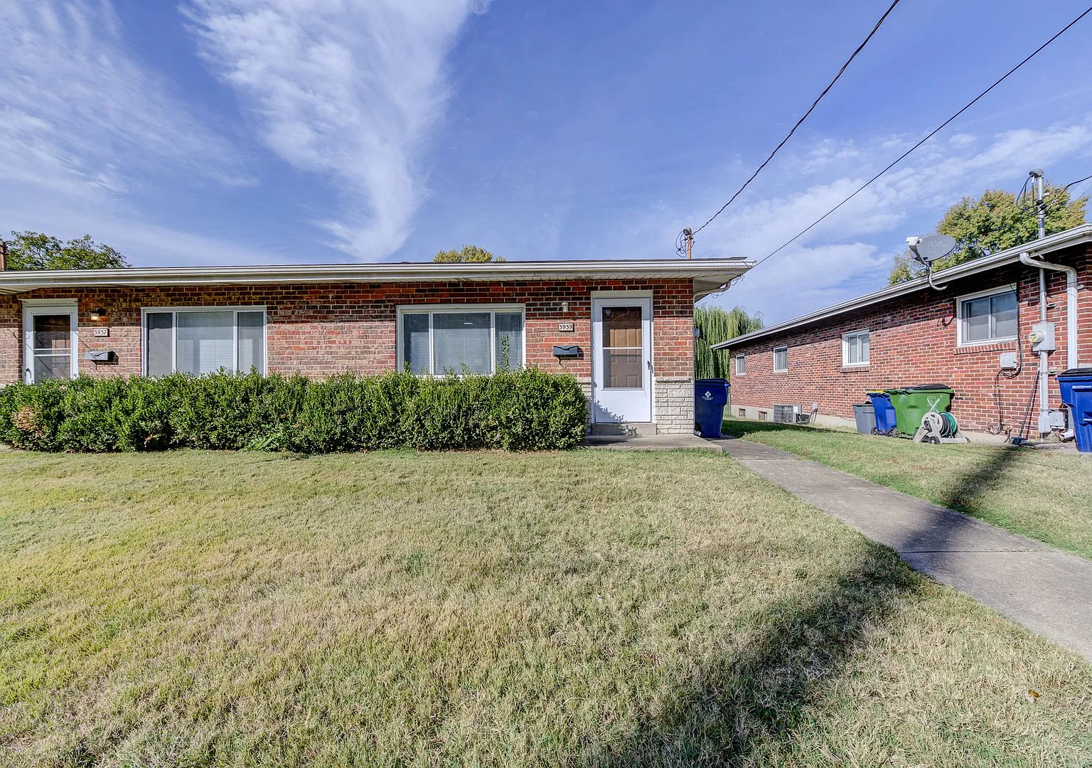 (354) 3937-39 Jane — Photo 1
