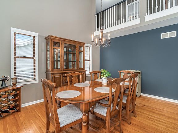 3rd image of 1335 W Cap Cir