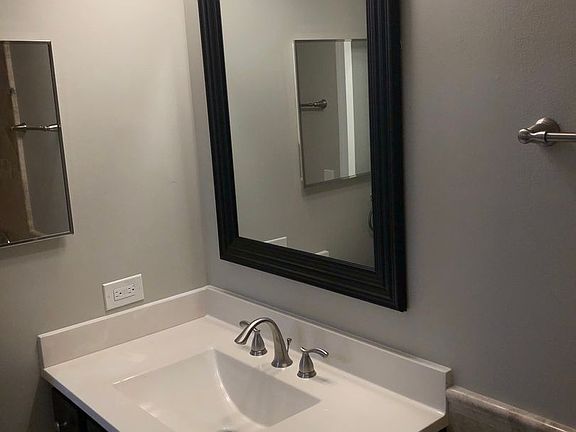 5th image of 904 Curtiss St #5