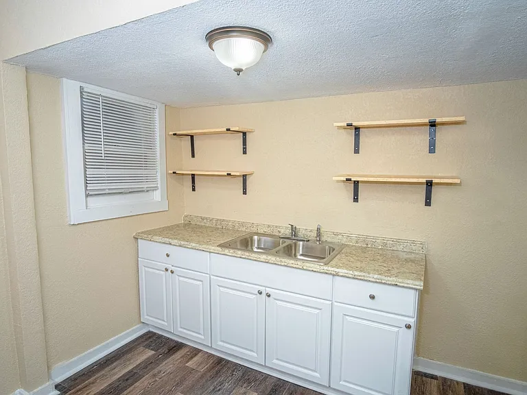 1810 Burnet St — Photo 7
