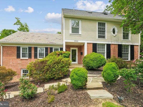 1305 Key Dr, Alexandria, VA 22302