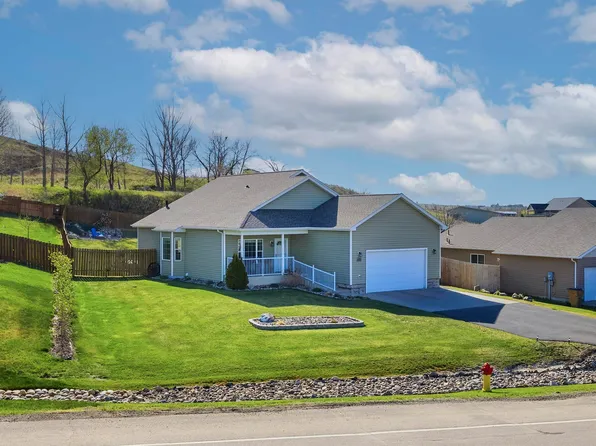 1721 Rivers Edge Dr SE, Minot, ND 58701