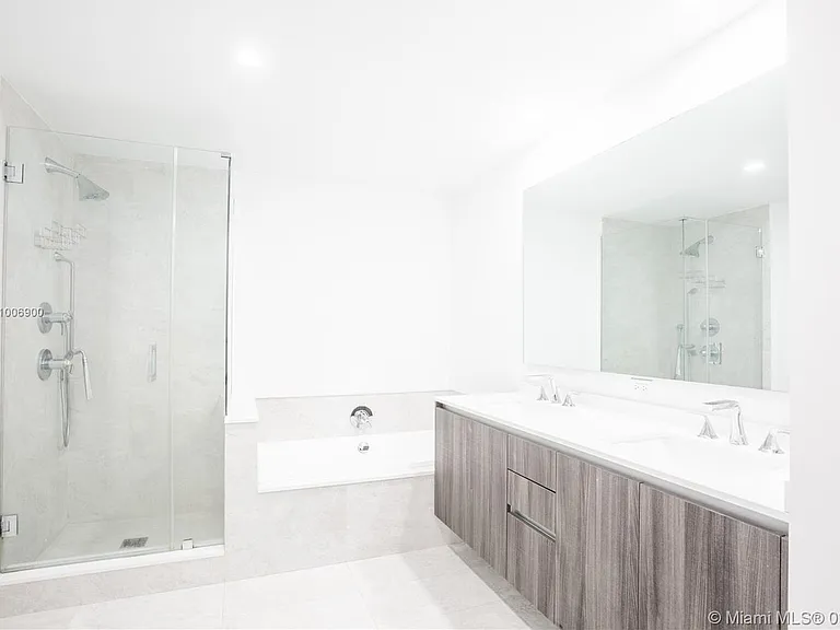 488 NE 18th St #2200 — Photo 10