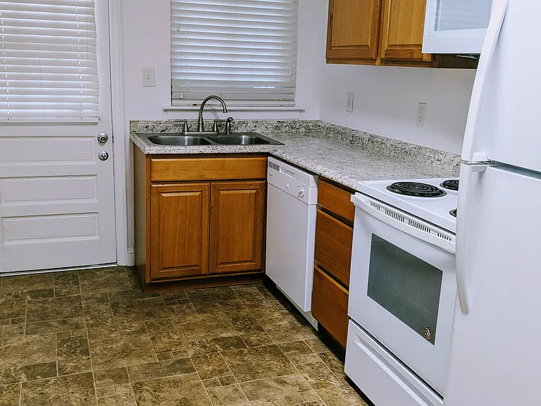 3026 Leonard St — Photo 4