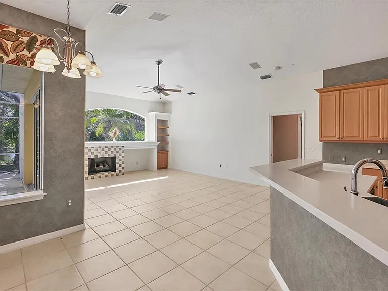 4920 Old Oakleaf Dr — Photo 10