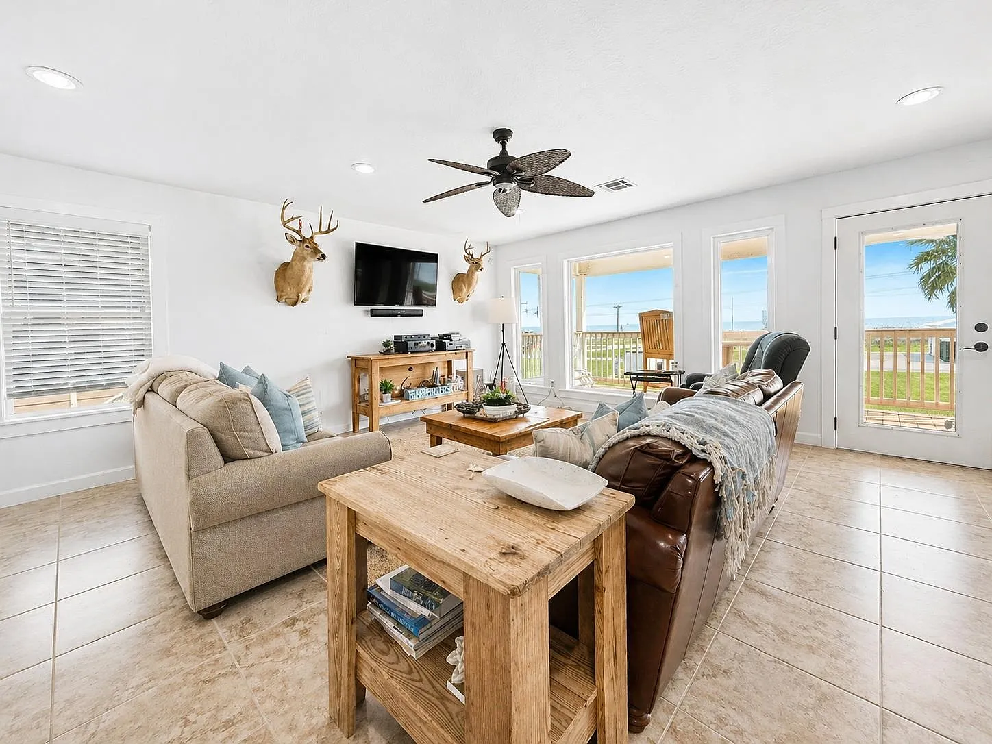 3 bed, 3.0 bath, 1500 sqft, $4,500 — Photo 2