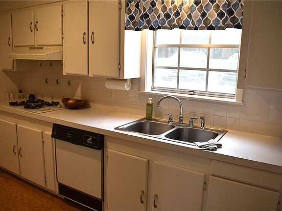3rd image of 815 Parkway Dr