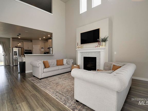 4th image of 2326 N Destiny Ave