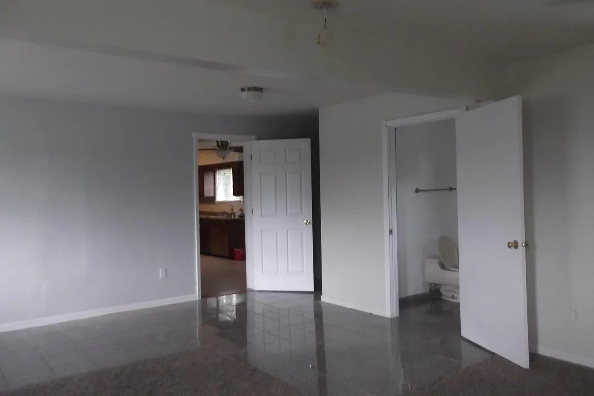 Building Photo - 9435 Kennedy Ave #2