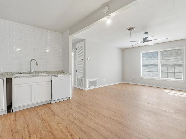 2034 Collins Ave — Photo 4