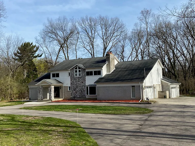 4077 Lincoln Dr — Photo 2
