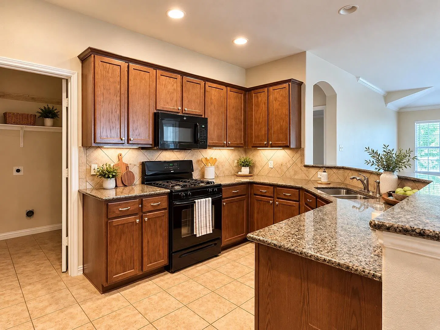 3 bed, 2.0 bath, 1650 sqft, $2,195 — Photo 3