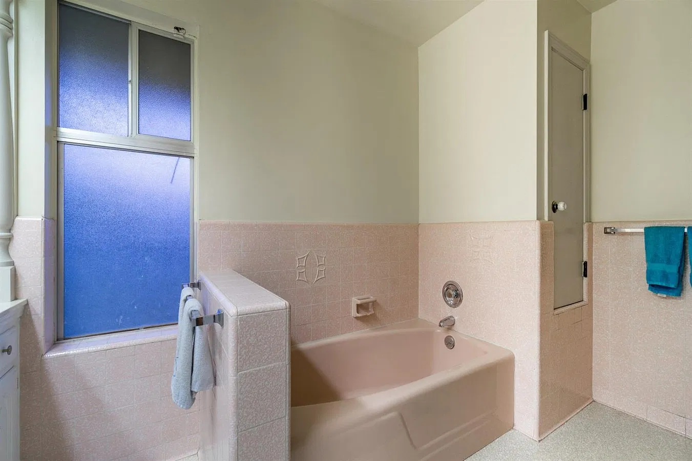 6 bed, 3.5 bath, 3804 sqft, $3,900 — Photo 3