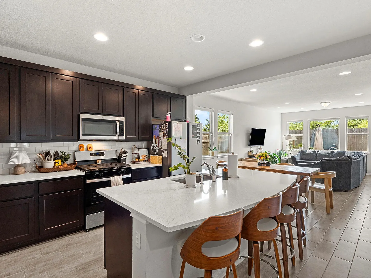 3 bed, 2.0 bath, 1600 sqft, $1,950 — Photo 4