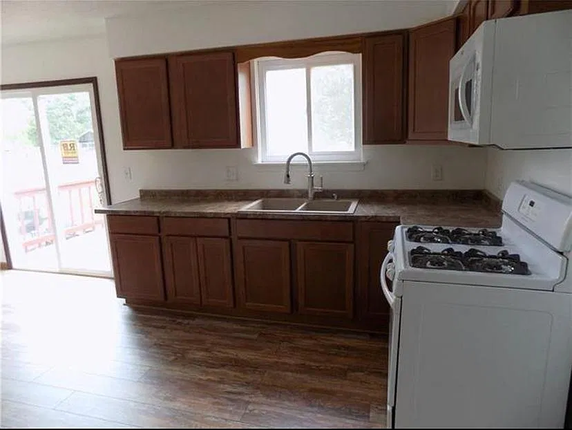 3 bed, 1200 sqft, $1,400 — Photo 2