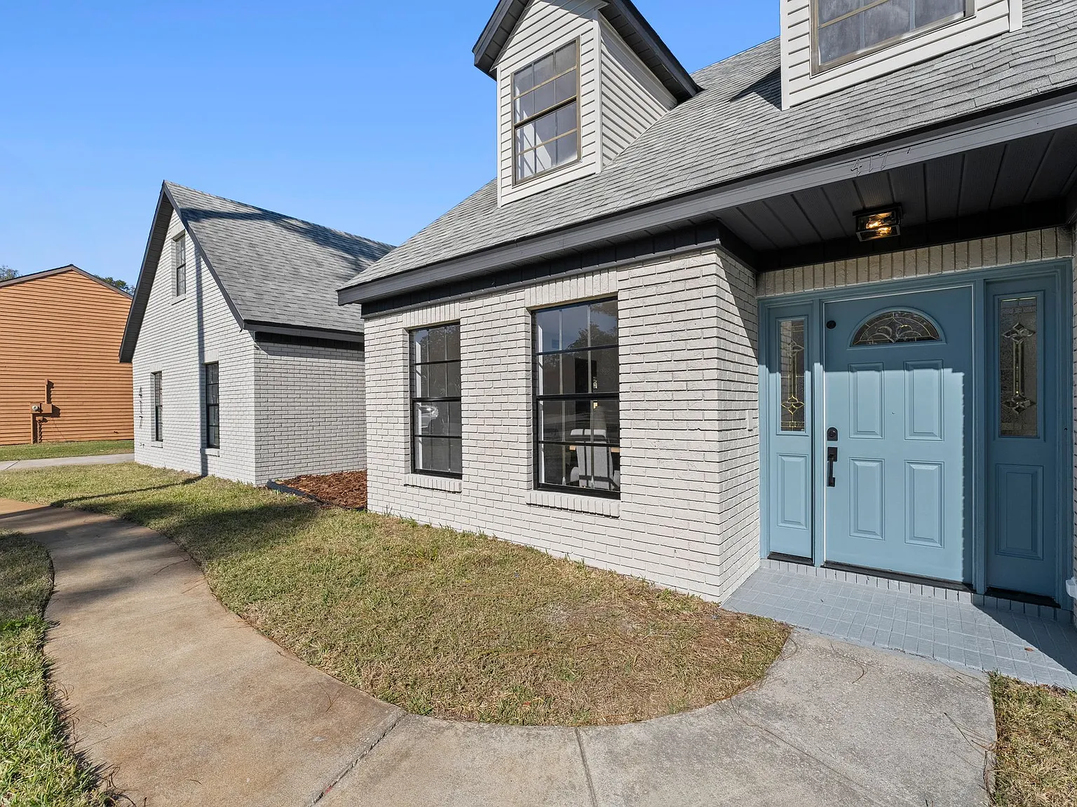 5 bed, 3.5 bath, 3018 sqft, $3,990 — Photo 2