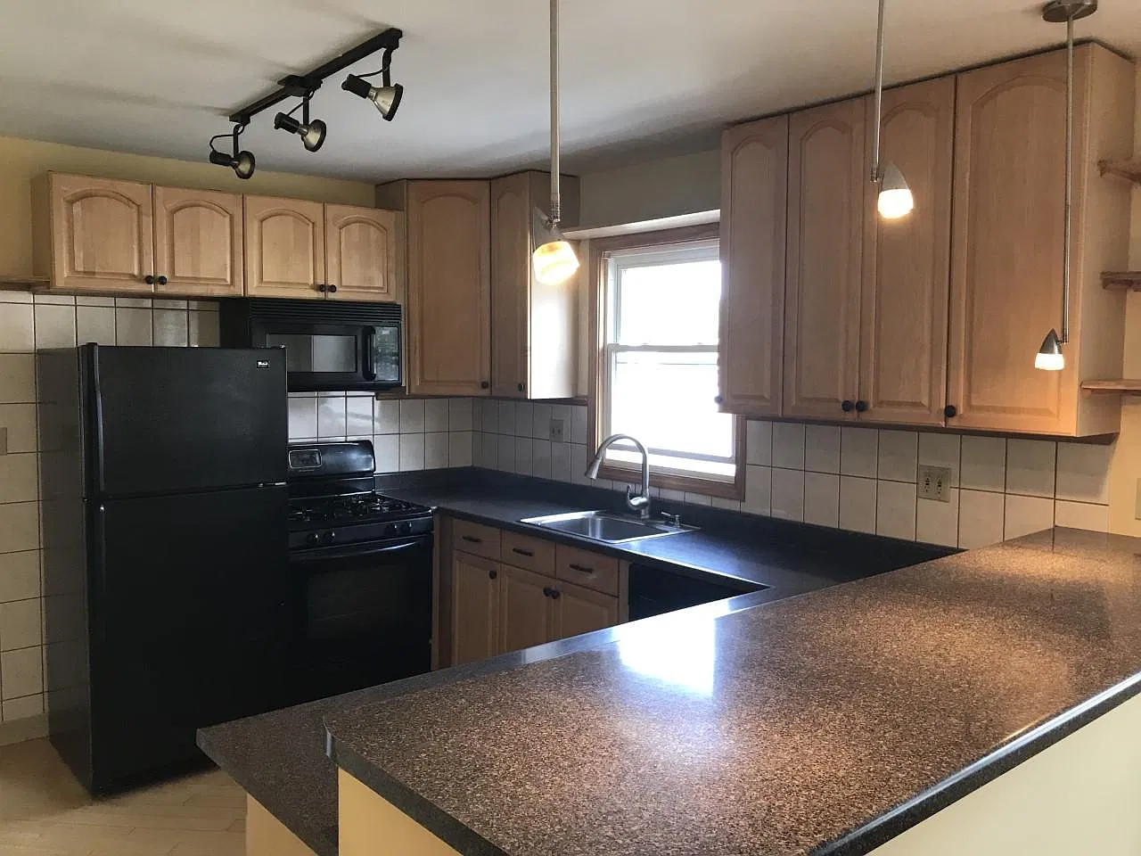 2 bed, 1000 sqft, $1,650 — Photo 4
