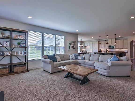 5th image of 4086 Chatsworth Dr