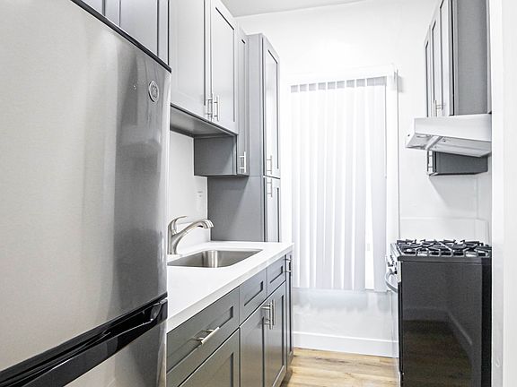 3rd image of 978 S Gramercy Pl #301