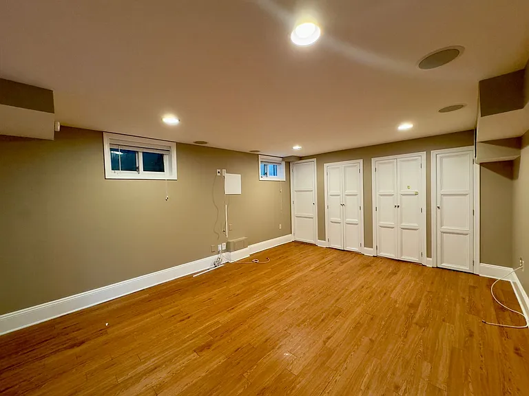 115 E Northern Pkwy — Photo 14
