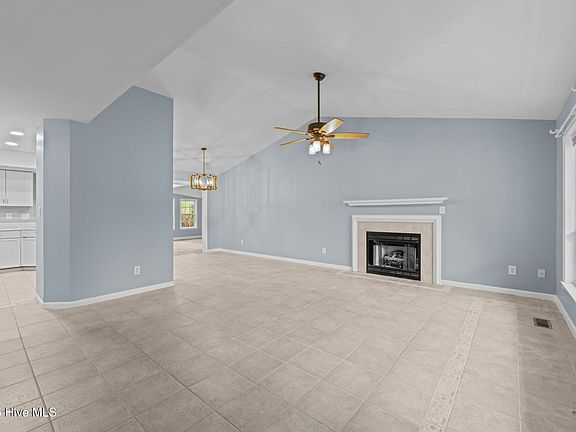 3rd image of 106 Bayswater Court