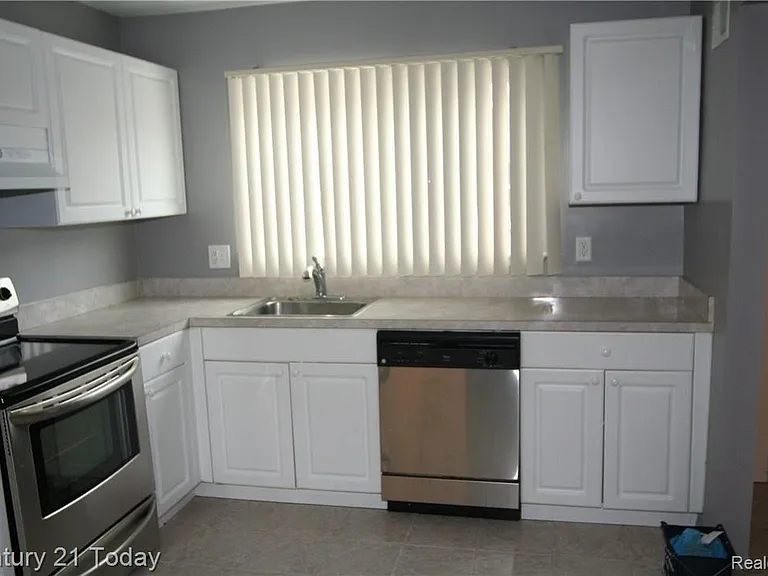 32276 W Twelve Mile Rd #31 — Photo 8