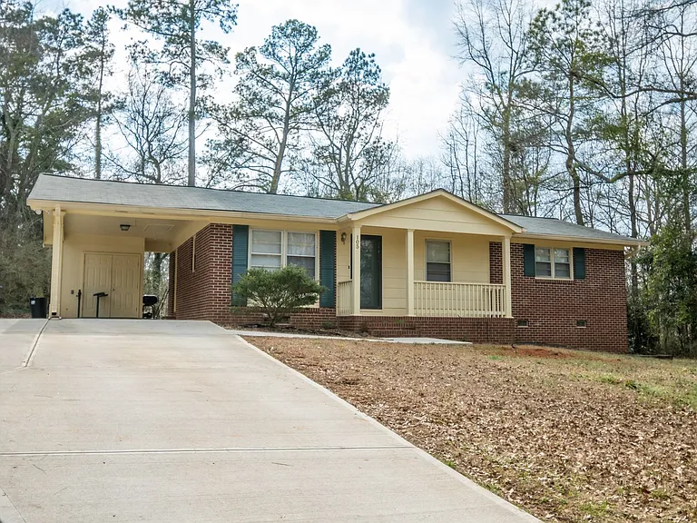 105 Cedar Dr — Photo 2