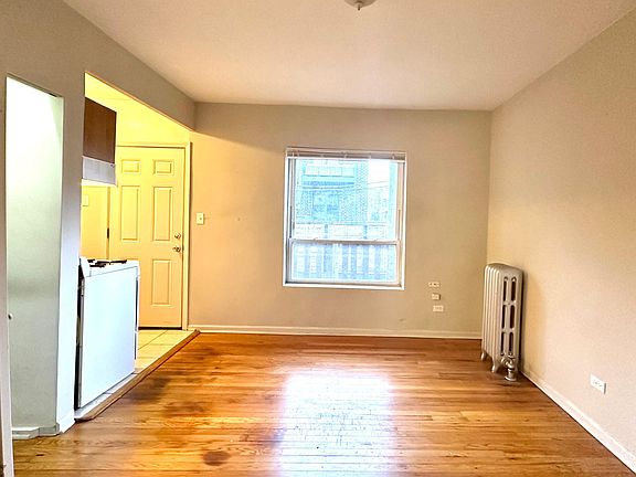 3rd image of 1352.5 W Argyle St #2W