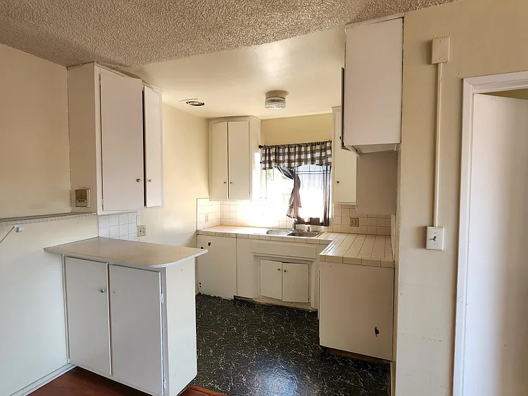 644 E 97th St #7 — Photo 6