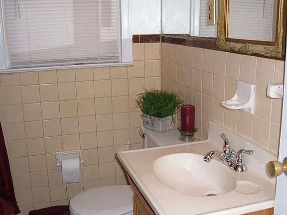 3rd image of 566 Alpine Way