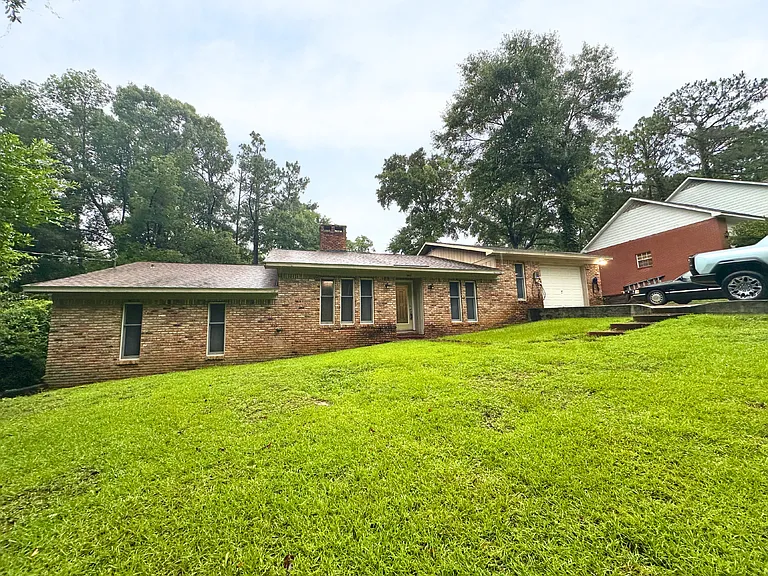 662 Ridgewood Dr — Photo 2