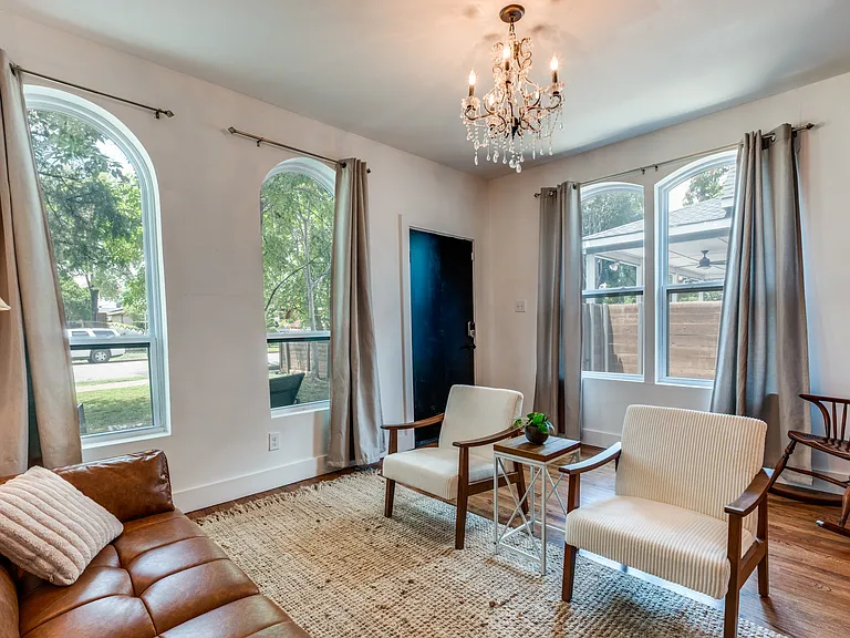 614 N Madison Ave — Photo 4