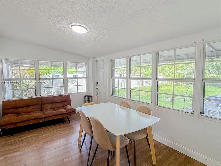 2740 Dewey St — Photo 10