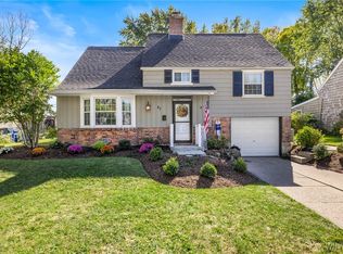 40 Morningside Ln, Williamsville, NY 14221