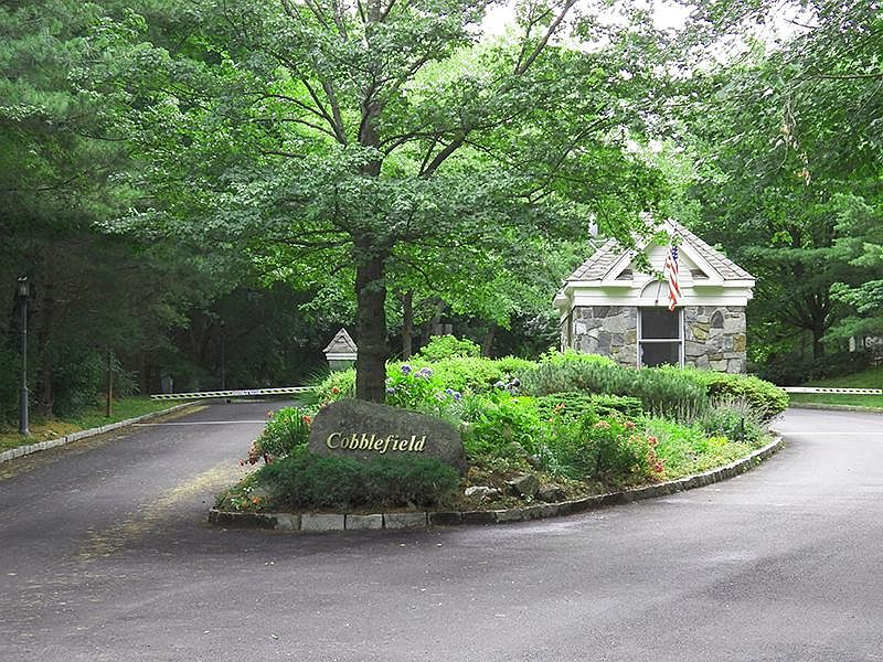 Free standing townhouse in gated Cobblefield