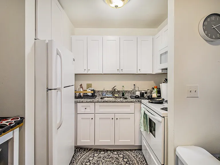 1327 Wilmot St #5 — Photo 4