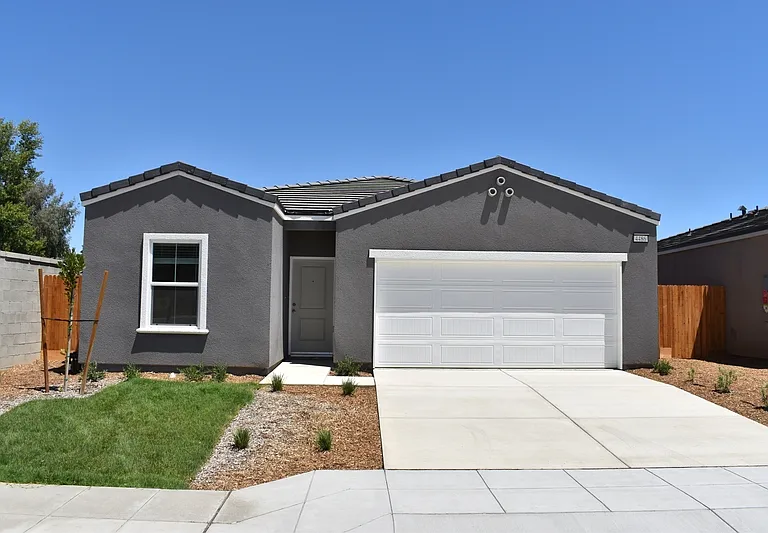 4486 N San Clemente Ave — Photo 1