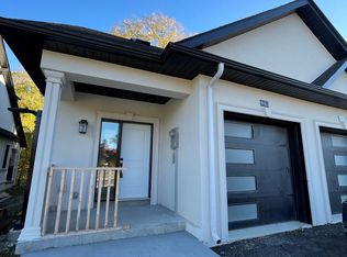 263 Barrie St #8, Bradford West Gwillimbury, ON L3Z 1B7