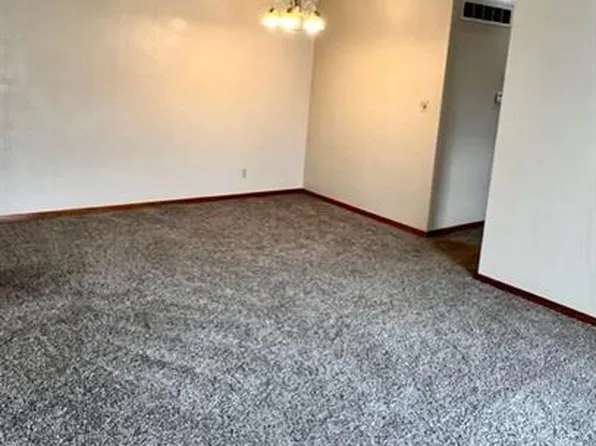 316 S Ridgewood Dr #D, Chillicothe, IL 61523