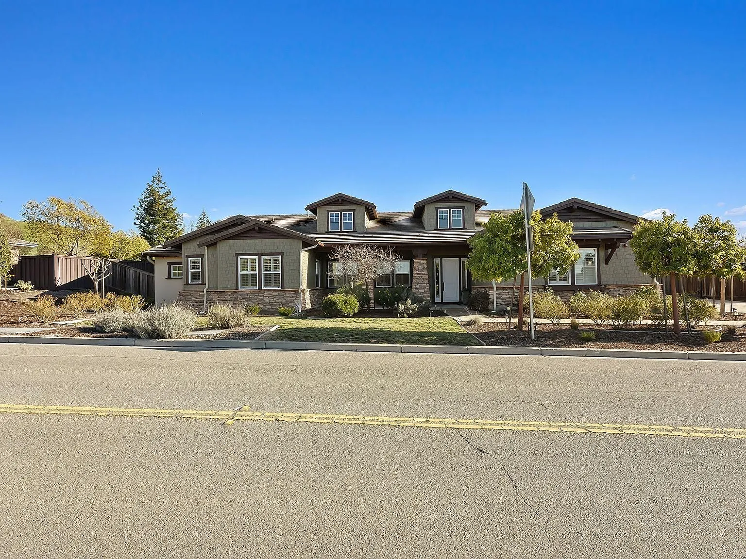 4 bed, 3.5 bath, 3440 sqft, $7,400 — Photo 1