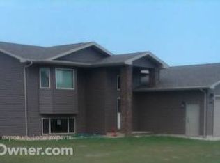 608 25th St SW, Minot, ND 58701